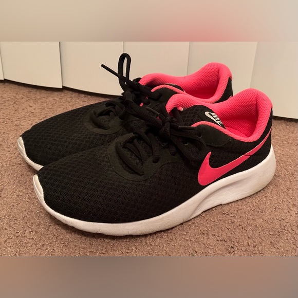 Nike Unisex Big Kids Youth Tanjun Running Gym Shoes Sneakers Black Pink Size 5Y - Picture 2 of 15